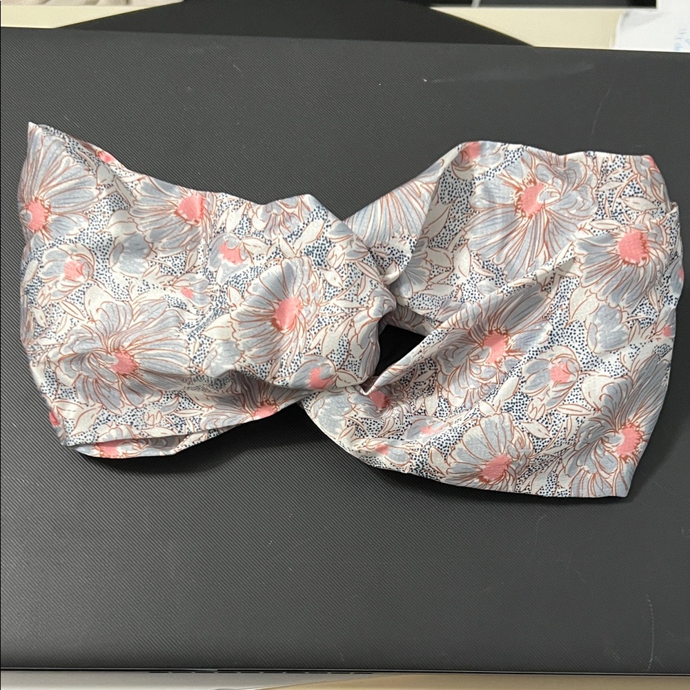 Floral Twist Headband in Light Pink and Gray